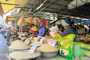 Gạo bày bán ở chợ. ẢNH: TÚ UYÊN