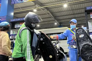 Lưu ý về phí bảo hiểm, phí các bon...khi đi xe ôm công nghệ