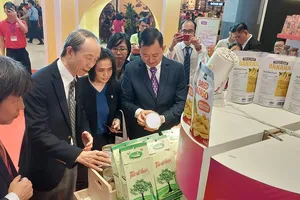 Tổng lãnh sự Nhật Bản tại TP.HCM, lãnh đạo ITPC tham quan gian hàng tại triển lãm 