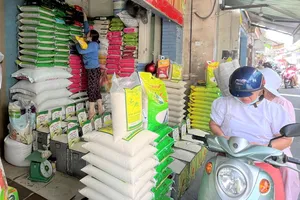 Tháng 9: Nhiều mặt hàng thiết yếu như gạo, mì ăn liền, thịt heo, thịt gà... tăng giá