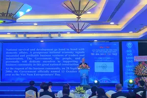 Phó Chủ tịch UBND TP.HCM Võ Văn Hoan phát biểu tại lễ vinh danh. ẢNH: TÚ UYÊN