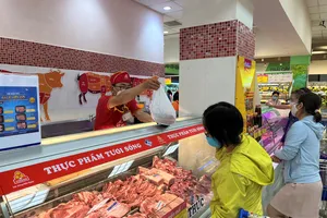 Người tiêu dùng mua thịt heo ở siêu thị. ẢNH: TÚ UYÊN