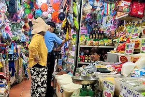 Người dân mua gạo ở chợ Tân Định, TP.HCM. ẢNH: TÚ UYÊN