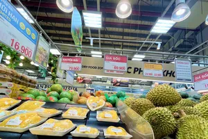 Sầu riêng bán lẻ ở siêu thị. ẢNH: TÚ UYÊN