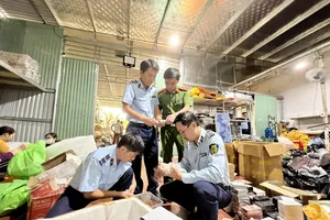 Bị bắt quả tang khi đang livestream bán 'hàng hiệu' nhiều không