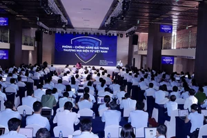 Mua bán trên internet bùng nổ, chợ truyền thống 'cửa đóng, then cài'