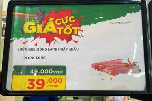 Sườn que heo đông lạnh bày bán ở siêu thị. ẢNH: TÚ UYÊN 