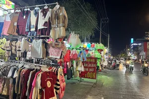 Các điểm bán thời trang vải hè quận Tân Bình vắng khách. ẢNH: TÚ UYÊN
