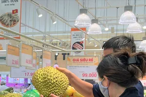 Người tiêu dùng mua sầu riêng ở siêu thị. ẢNH: TÚ UYÊN