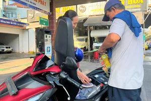 Người tiêu dùng đang hỗ trợ xăng lẻ. ẢNH: TÚ UYÊN