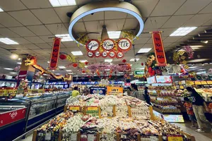 Siêu thị khuyến mãi nhiều hàng hóa tết. ẢNH: TÚ UYÊN