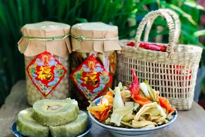 Phiên chợ có nhiều mặt hàng phù hợp làm quà biếu ngày tết. ẢNH: T.QUỲNH