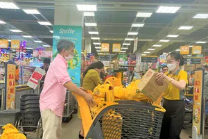 Người dân mua sắm trong ngày 23 tháng Chạp. ẢNH: TÚ UYÊN