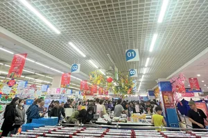 Người dân mua sắm tết trưa 30 Tết. ẢNH: TÚ UYÊN