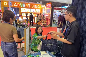 Doanh nghiệp dệt may Việt Nam giới thiệu sản phẩm xanh tại Hội chợ triển lãm Tôn vinh hàng Việt năm 2023. ẢNH: TÚ UYÊN