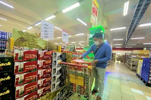 Siêu thị khuyến mãi bia. ẢNH: TÚ UYÊN