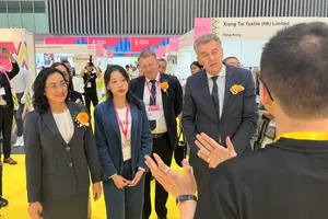 Thứ trưởng Bộ Công thương, Phan Thị Thắng tham quan triển lãm 