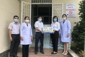Doanh nghiệp tặng hàng hóa cho ngành y tế TP.HCM chống dịch năm 2021. ẢNH: ÁNH TUYẾT