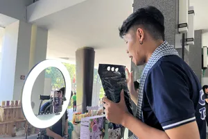 Nhiều doanh nghiệp chuyển mình livestream tiếp cận khách hàng. ẢNH: TÚ UYÊN