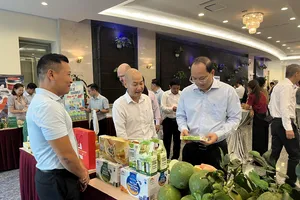 Phó bí thư thường trực thành ủy TP.HCM Nguyễn Hồ Hải tham quan các gian hàng hàng Việt. ẢNH: TÚ UYÊN