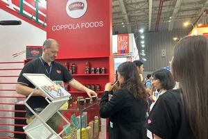 Khách tham quan gian hàng sản phẩm doanh nghiệp Ý