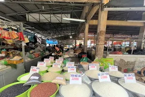 Gạo bày bán tại chợ. ẢNH: TÚ UYÊN