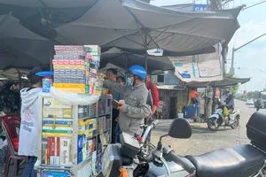 Người dân đang mua thuốc lá. ẢNH: TÚ UYÊN