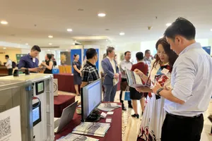 Khách tham quan các gian hàng tại diễn đàn. ẢNH: TÚ UYÊN