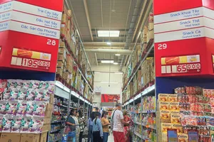 Người tiêu dùng chọn mua hàng hóa có khối lượng lớn để có giá rẻ hơn. Ảnh: TÚ UYÊN