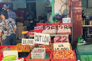 Số lượng các điểm bán trứng gà, vịt giá rẻ giảm so với hơn hai tuần trước. Ảnh: TÚ UYÊN