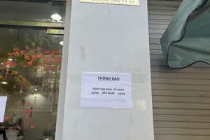 Cửa hàng vàng trên đường Trần Duy Dương thông báo tạm nghỉ tới 18-4. Ảnh: TÚ UYÊN