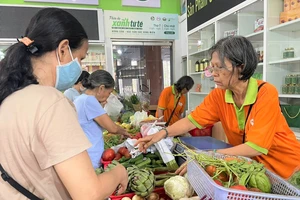 Người tiêu dùng mua sắm rau củ quả tại phiên chợ xanh tử tế. Ảnh: TÚ UYÊN
