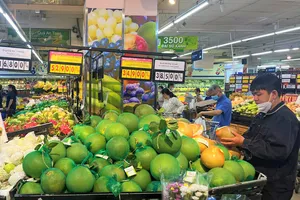 Bưởi bày bán ở siêu thị. Ảnh: TÚ UYÊN