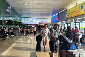 Hành khách tại sân bay Tân Sơn Nhất. Ảnh: TÚ UYÊN