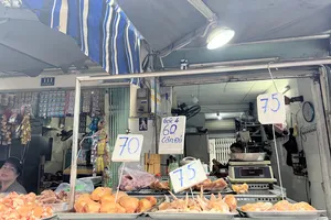 Thịt gà bán ở chợ vắng khách mua. Ảnh: TÚ UYÊN