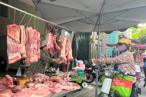 Thịt heo bày bán tại chợ. Ảnh: TÚ UYÊN