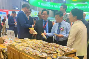 Lãnh đạo UBND TP.HCM tham quan gian hàng. Ảnh: TÚ UYÊN