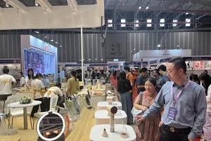 Công ty Trung Quốc trưng bày hàng gia dụng tại triển lãm. Ảnh: TÚ UYÊN