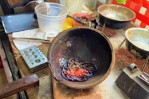 Tiêu hủy hơn 20 sản phẩm kim loại màu vàng giả mạo nhãn hiệu