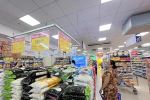 Siêu thị khuyến mãi gạo. Ảnh: TÚ UYÊN