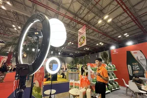 Doanh nghiệp bán gạo livestream tại một triển lãm thực phẩm. Ảnh: TÚ UYÊN