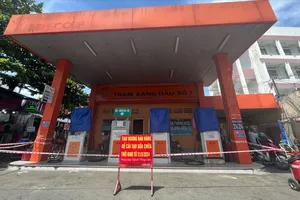 Cửa hàng tạm ngưng hoạt động để sữa chữa. Ảnh: TÚ UYÊN