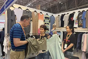 Nguyên phụ liệu dệt may da giày Việt Nam nhập khẩu chủ yếu từ Trung Quốc. Ảnh: TÚ UYÊN