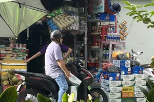 Hơn 63% người tiêu dùng cắt giảm chi tiêu rượu bia. Ảnh: TÚ UYÊN 