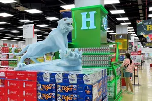 Bia tràn ngập siêu thị vắng khách mua. Ảnh: TÚ UYÊN