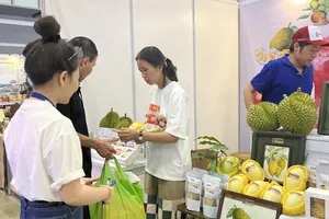 Trái cây Việt Nam quảng bá tại triển lãm. Ảnh: TÚ UYÊN