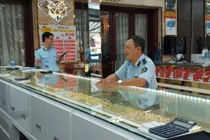 Lực lượng QLTT TP.HCM kiểm tra các tiệm vàng. Ảnh: Cục QLTT TP.HCM 