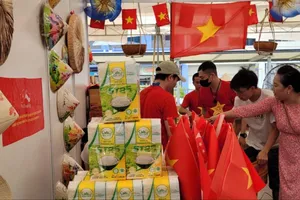 Gạo Việt Nam quảng bá tại Singapore. Ảnh: Bộ Công thương 