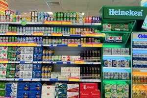 Bia bày bán ở siêu thị. Ảnh: TÚ UYÊN