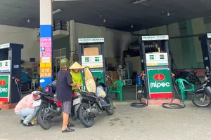 Người tiêu dùng đổ xăng tại cửa hàng quận Tân Bình. Ảnh: TÚ UYÊN